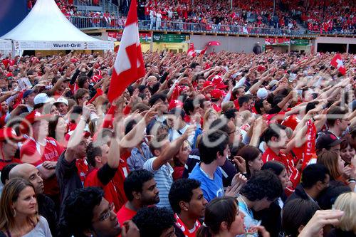 Das Schweiz-Türkei-Spiel verfolgten viele Schweizer Fussballfans. Iin der ersten Halbzeit herrschte Freude. dann kam das bittere Ende. Happy Swiss footballfans during the 1. part of the game Switzerland-Turkey before the fatal end of the game