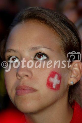 Aus der Traum:  Betretenes Frauengesicht einer Schweizer Fussballin nach dem Aus gegen die Türken. Frustrated face of a swiss football-fan-women after the end of the Euro 2008 dreams