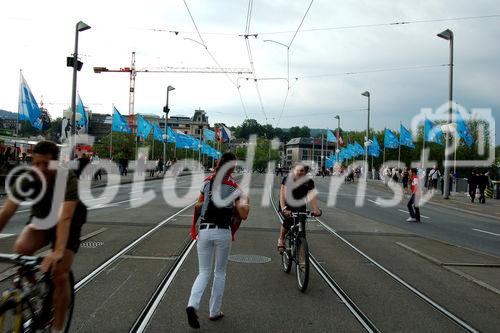 Leere Strassen auf der Zürcher Quaibrücke. Dafür freuen sich die Fussgänger und Velofahrer