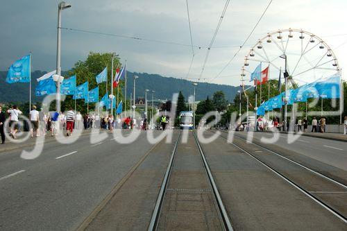 Leere Strassen auf der Zürcher Quaibrücke. Dafür freuen sich die Fussgänger und Velofahrer. Nur das Tram (die Strassenbahn) verkehrt manchmal noch. 