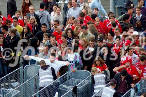 Eingangskontrolle in der Euro 2008 Fanzone von Zürich, Fussballfans, Hooligans, Sicherheit, Prävention, Polizei, Sicherheitsbeamte, Security gurads at Zürich's Euro 2008 fanzone