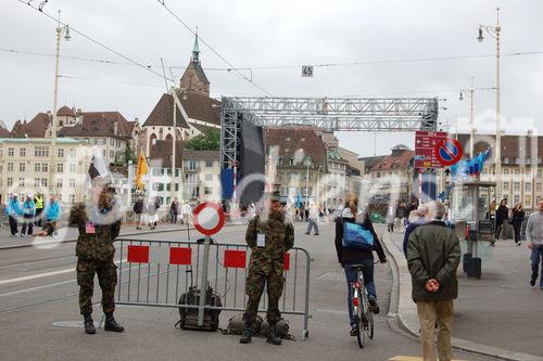 Die Armee bewacht die Mittlere Rheinbrücke inmitten der Fanzone, wo die Monitore aufgestellt sind. The Swiss army is protecting the Mittlere Rheinbridge in the fanzone, 
where the monitors are placed
