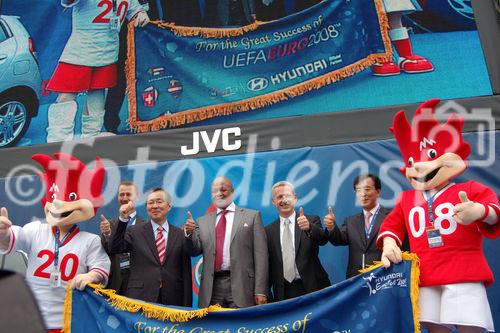 Gruppenbild der Euro 2008 Eröffnungszeremonie in Basel mit Basels Regierungsrat Peter Gass