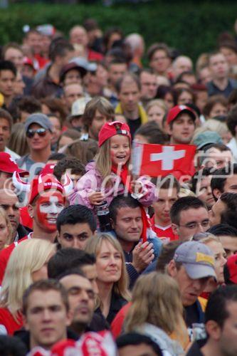 Fussball Fans im Public-Viewing-Event bei UEFA EURO 2008™