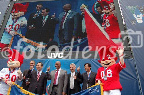 Gruppenbild der Euro 2008 Eröffnungszeremonie in Basel mit Basels regierungsrat Peter Gass