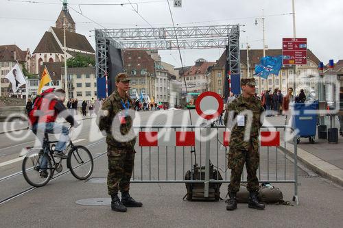 Die Armee bewacht die Mittlere Rheinbrücke inmitten von Basels Euro 2008 Fanzone, wo die Monitore aufgestellt sind. The Swiss army is protecting the Mittlere Rheinbridge in the fanzone, where the monitors are placed