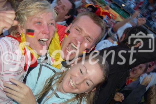 Fussball Fans im Public-Viewing-Event bei UEFA EURO 2008™