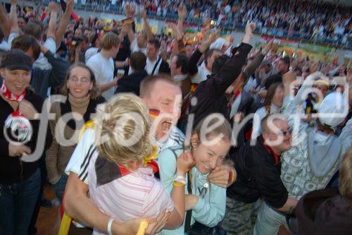 Fussball Fans im Public-Viewing-Event bei UEFA EURO 2008™