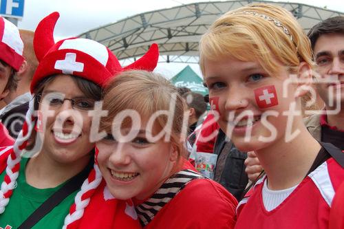 Fussball Fans im Public-Viewing-Event bei UEFA EURO 2008