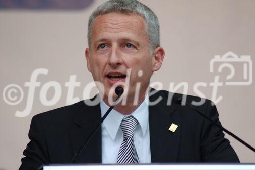 Basels Regierungsrat Peter GAss hält an der Eröffnungsfeier der Euro 2008 in der BAsler Kaserne eine Ansprache.