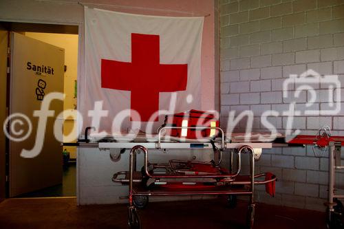 Die Sanität im St. Jakobsstadion leistet 1. Hilfe bei den Fussball Europameisterschafts-Spielen.