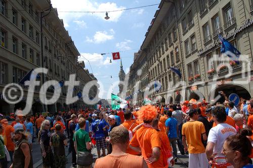 Die italienischen und holländischen Fussballfans ziehen in Bern ein. The Italian and dutch footballfans are entereing bern-city for the Euro 2008 football game