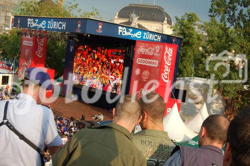 Die Delta-Security-guards verhaften einen Hooligan in der Fanzone von Zürich, nachdem die Spotter ihn gesichtet haben. Die Polizei von Zürich zeigt, dass Sie mit dem imensen Sicherheitsaufgebot alles unter KOntrolle hat. 