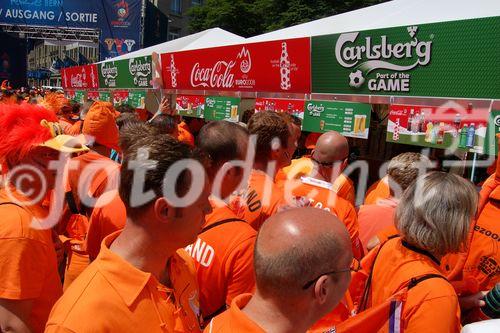 Ungestillter Durst: Beer-time not tea-time: The dutch football-fans are queing for a alcoholic drink. Die Holländischen Fussballfans stehen Schlange für ihr Bier in der Publiv viewing Zone in Bern