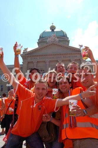 Geballte Lebensfreude und ungestillter Durst: Happy dutch football-fans; Holländische Fussballfans vor dem Bundeshaus in Bern. Alkohol; Getränk. Public viewing Zone; Bern