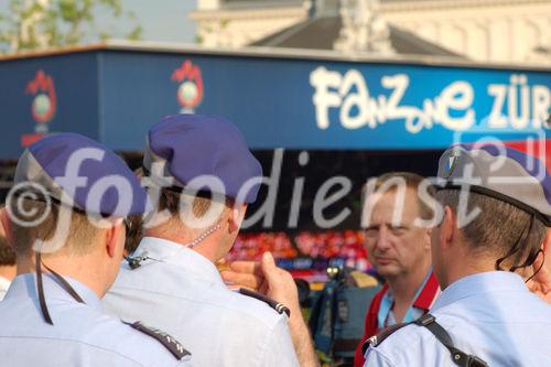 Die Polizei hat bis jetzt alles im Griff an der Euro 2008: Die Zürcher Polizei setzt Spotter ein, die die Hooligans beobachten, heraussuchen  und dann dem Zugriff der Einsatz-Truppe Delta zur Verhaftung der Zielperson überlassen. The Swiss Police is working together with spotter, that identify the hooligans and then the securtit guards are taking over to capture the target person, hooligan or victim. 