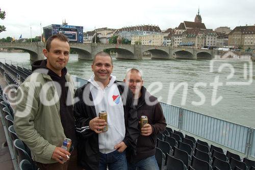 Tschechische Fussballfans auf der Zuschauertribune am Rheinufer in Basel. Tschech footbllfans on the public-viewing-tribune at the Rhein-boarder in BAsel