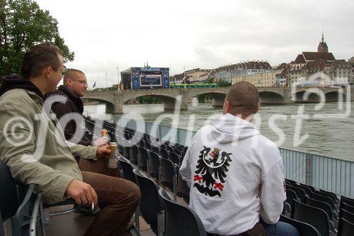 Euro 2008, Em08, Football-championship, Tschechische Fussballfans, Zuschauertribune, Rheinufer in Basel. Tschech footbllfans on the public-viewing-tribune at the Rhein-boarder in Basel, Uefa-sport-event, 