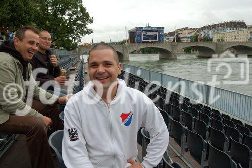 Euro 2008, Em08, Football-championship: Tschechische Fussballfans auf der Zuschauertribune am Rheinufer in Basel. Tschech footbllfans on the public-viewing-tribune at the Rhein-boarder in Basel, Uefa-sport-event, 