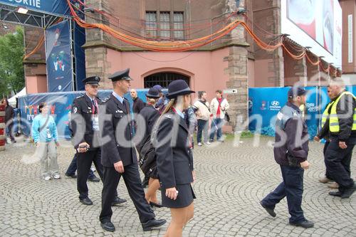 Tschechische Polizisten (Verbindungsoffiziere) treffen bei der Euro 2008 Eröffnungsfeier in BAsel ein. Tschechoslovakian Police officer delegation arrives in Basel for the  Euro 2008 opening ceremony