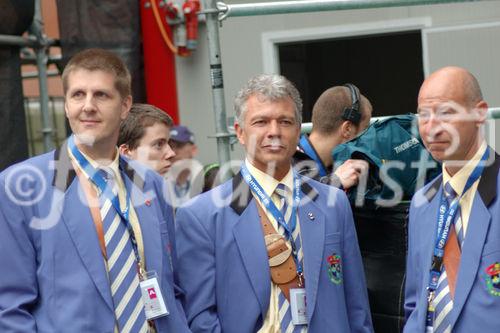 Tschechische Polizei-Offiziere filmen an der Euro 2008 Eröffnungsfeier in BAsel ein. Tschechoslovakian Police officer delegation is filing at the Euro 2008 opening ceremony, 