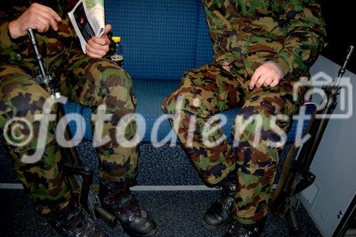 Schweizer Soldaten mit Sturmgewehr in der Bahn. Umstritten ist derzeit, ob die Schusswaffen
weiterhin zu Hause aufbewahrt werden dürfen. Der kaltblütige Mord an einer 16-jährigen Schülerin in Zürich hat die Frage wieder aufgeworfen. 

Swiss soldiers with weapons in the train: After a young soldier killed a young schoolgirl in Zürich, the disussion is going on again, if the soldiers have to store the weapons or if they
still can take it at home. 
