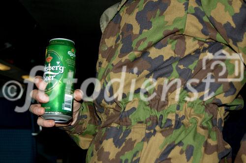 Schweizer Soldat mit Bierdose in der Hand in der Bahn. Swiss soldier with a beer can in his hand in the train
