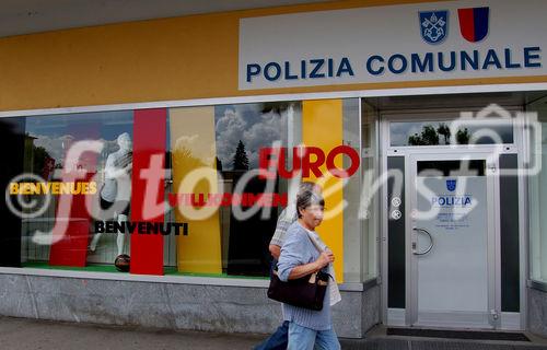 Die Tessiner Polizei in Ascona sympatisiert mit den Deutschen Fussballfans und heisst diese auf Schaufester-Plakaten willkommen. The police-station in Ascona is dressed for the Euro 2008 with window-welcome-posters