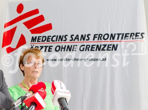 (C) fotodienst.at / Anna Rauchenberger - Wien, am 17.05.2011 - Die größte medizinische Hilfsorganisation, Ärzte ohne Grenzen/Médecins Sans Frontières (MSF), ist 40 Jahre alt und hält Rückschau über das vergangene Jahr und die Einsätze der vergangenen Jahrzehnte. Im Rahmen einer Pressekonferenz wurde der Jahresbericht 2010 präsentiert. FOTO: Renate Domes, OP-Schwester, Ärzte ohne Grenzen Österreich