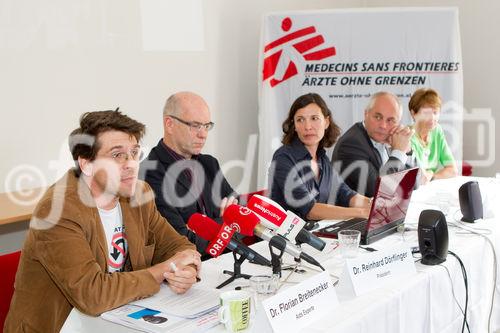 (C) fotodienst.at / Anna Rauchenberger - Wien, am 17.05.2011 - Die größte medizinische Hilfsorganisation, Ärzte ohne Grenzen/Médecins Sans Frontières (MSF), ist 40 Jahre alt und hält Rückschau über das vergangene Jahr und die Einsätze der vergangenen Jahrzehnte. Im Rahmen einer Pressekonferenz wurde der Jahresbericht 2010 präsentiert. FOTO v.l.: Dr. Florian Breitenecker, Aids Experte, Ärzte ohne Grenzen Österreich, Dr. Reinhard Dörflinger, Präsident Ärzte ohne Grenzen Österreich, Irene Jancsy, Communications Ärzte ohne Grenzen Österreich, Franz Neunteufl, Geschäftsführer Ärzte ohne Grenzen Österreich, Renate Domes, OP-Schwester, Ärzte ohne Grenzen Österreich