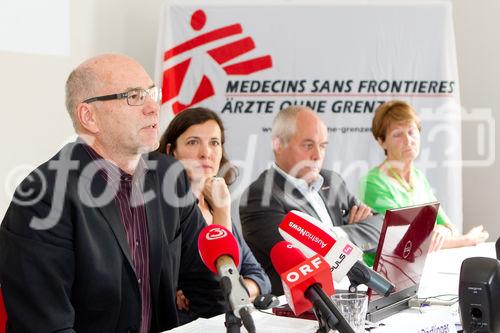 (C) fotodienst.at / Anna Rauchenberger - Wien, am 17.05.2011 - Die größte medizinische Hilfsorganisation, Ärzte ohne Grenzen/Médecins Sans Frontières (MSF), ist 40 Jahre alt und hält Rückschau über das vergangene Jahr und die Einsätze der vergangenen Jahrzehnte. Im Rahmen einer Pressekonferenz wurde der Jahresbericht 2010 präsentiert. FOTO v.l.:  Dr. Reinhard Dörflinger, Präsident Ärzte ohne Grenzen Österreich, Irene Jancsy, Communications Ärzte ohne Grenzen Österreich, Franz Neunteufl, Geschäftsführer Ärzte ohne Grenzen Österreich, Renate Domes, OP-Schwester, Ärzte ohne Grenzen Österreich