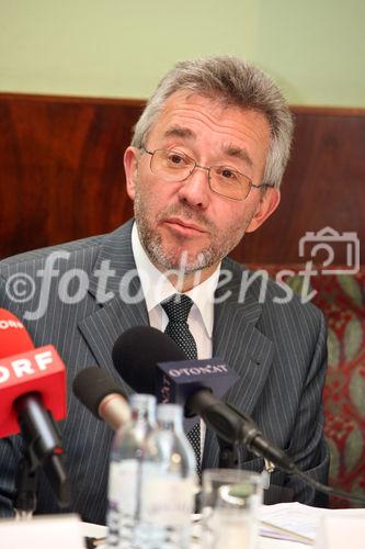 (C) fotodienst/Anna Rauchenberger - Wien, 09.06.2008 - Wirtschaftskammer Österreich - Fachverband der Mineralölindustrie: Die Mineralölwirtschaft in Österreich: Hintergründe zum Ölpreis und zum internationalen Marktgefüge. FOTO: Christoph Capek, Geschäftsführer des Fachverbands der Mineralölindustrie Österreichs