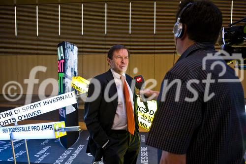 An der heutigen Bilanzmedienkonferenz präsentierte die Suva den Abschluss 2007 sowie wirtschaftlich relevante Aussichten auf das laufende Jahr. Franz Steinegger, Präsident des Verwaltungsrates der Suva im Interview mit dem Schweizer Fernsehen. Den Überblick des Jahresergebnisses gab Ulrich Fricker, Vorsitzender der Geschäftsleitung, die Jahresrechung präsentierte Ernst Mäder, Finanzchef, Mitglied der Geschäftsleitung und die politschen und unternehmerischen Herausforderungen zeigte Franz Steinegger, Präsident des Verwaltungsrates auf. Abgerundet wurde der Anlass im Hauptsitz Suva in Luzern mit der Ausstellung 90-Jahre Suva.