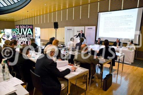 An der heutigen Bilanzmedienkonferenz präsentierte die Suva den Abschluss 2007 sowie wirtschaftlich relevante Aussichten auf das laufende Jahr. Den Überblick des Jahresergebnisses gab Ulrich Fricker (stehend), Vorsitzender der Geschäftsleitung, die Jahresrechung präsentierte Ernst Mäder (rechts), Finanzchef, Mitglied der Geschäftsleitung und die politschen und unternehmerischen Herausforderungen zeigte Franz Steinegger (mitte), Präsident des Verwaltungsrates auf. Abgerundet wurde der Anlass im Hauptsitz Suva in Luzern mit der Ausstellung 90-Jahre Suva.