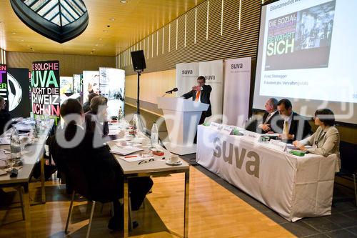 An der heutigen Bilanzmedienkonferenz präsentierte die Suva den Abschluss 2007 sowie wirtschaftlich relevante Aussichten auf das laufende Jahr. Den Überblick des Jahresergebnisses gab Ulrich Fricker (mitte), Vorsitzender der Geschäftsleitung, die Jahresrechung präsentierte Ernst Mäder (rechts), Finanzchef, Mitglied der Geschäftsleitung und die politschen und unternehmerischen Herausforderungen zeigte Franz Steinegger (stehend), Präsident des Verwaltungsrates auf. Abgerundet wurde der Anlass im Hauptsitz Suva in Luzern mit der Ausstellung 90-Jahre Suva.