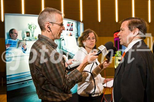 An der heutigen Bilanzmedienkonferenz präsentierte die Suva den Abschluss 2007 sowie wirtschaftlich relevante Aussichten auf das laufende Jahr. Den Überblick des Jahresergebnisses gab Ulrich Fricker, Vorsitzender der Geschäftsleitung, die Jahresrechung präsentierte Ernst Mäder, Finanzchef, Mitglied der Geschäftsleitung und die politschen und unternehmerischen Herausforderungen zeigte Franz Steinegger (im Interview), Präsident des Verwaltungsrates auf. Abgerundet wurde der Anlass im Hauptsitz Suva in Luzern mit der Ausstellung 90-Jahre Suva.