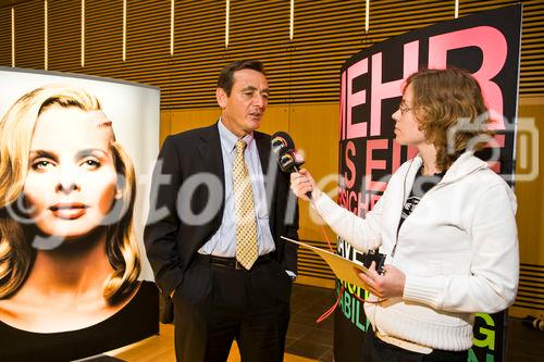 An der heutigen Bilanzmedienkonferenz präsentierte die Suva den Abschluss 2007 sowie wirtschaftlich relevante Aussichten auf das laufende Jahr. Den Überblick des Jahresergebnisses gab Ulrich Fricker, Vorsitzender der Geschäftsleitung, die Jahresrechung präsentierte Ernst Mäder (im Interview), Finanzchef, Mitglied der Geschäftsleitung und die politschen und unternehmerischen Herausforderungen zeigte Franz Steinegger, Präsident des Verwaltungsrates auf. Abgerundet wurde der Anlass im Hauptsitz Suva in Luzern mit der Ausstellung 90-Jahre Suva.