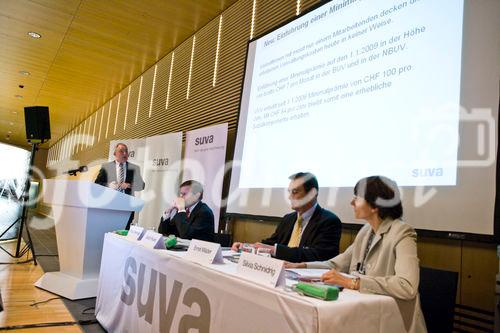 An der heutigen Bilanzmedienkonferenz präsentierte die Suva den Abschluss 2007 sowie wirtschaftlich relevante Aussichten auf das laufende Jahr. Den Überblick des Jahresergebnisses gab Ulrich Fricker (stehend), Vorsitzender der Geschäftsleitung, die Jahresrechung präsentierte Ernst Mäder 2.v.rechts), Finanzchef, Mitglied der Geschäftsleitung und die politschen und unternehmerischen Herausforderungen zeigte Franz Steinegger (2.v.links), Präsident des Verwaltungsrates auf. Rechts Silvia Schnidrig, Marketing. Abgerundet wurde der Anlass im Hauptsitz Suva in Luzern mit der Ausstellung 90-Jahre Suva.