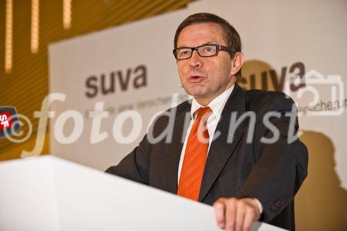 An der heutigen Bilanzmedienkonferenz präsentierte die Suva den Abschluss 2007 sowie wirtschaftlich relevante Aussichten auf das laufende Jahr. Den Überblick des Jahresergebnisses gab Ulrich Fricker, Vorsitzender der Geschäftsleitung, die Jahresrechung präsentierte Ernst Mäder, Finanzchef, Mitglied der Geschäftsleitung und die politschen und unternehmerischen Herausforderungen zeigte Franz Steinegger (Bild), Präsident des Verwaltungsrates auf. Abgerundet wurde der Anlass im Hauptsitz Suva in Luzern mit der Ausstellung 90-Jahre Suva.