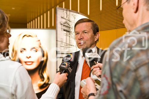 An der heutigen Bilanzmedienkonferenz präsentierte die Suva den Abschluss 2007 sowie wirtschaftlich relevante Aussichten auf das laufende Jahr. Den Überblick des Jahresergebnisses gab Ulrich Fricker, Vorsitzender der Geschäftsleitung, die Jahresrechung präsentierte Ernst Mäder, Finanzchef, Mitglied der Geschäftsleitung und die politschen und unternehmerischen Herausforderungen zeigte Franz Steinegger (Bild), Präsident des Verwaltungsrates auf. Abgerundet wurde der Anlass im Hauptsitz Suva in Luzern mit der Ausstellung 90-Jahre Suva.