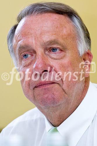 Staatsminister Bernd Neumann (Kultur und Medien) als Gast beim Politsichen Salon in Sarah Wieners Restaurant 