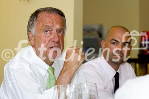 Staatsminister Bernd Neumann (Kultur und Medien); Axel Wallrabenstein (Managing Partner, Publicis Consultants) und andere geladene Gäste beim Politsichen Salon in Sarah Wieners Restaurant 