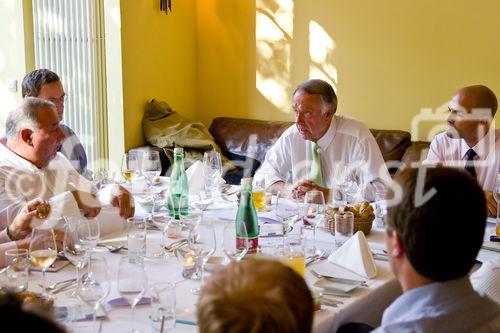 Staatsminister Bernd Neumann (Kultur und Medien); Axel Wallrabenstein (Managing Partner, Publicis Consultants) und andere geladene Gäste beim Politsichen Salon in Sarah Wieners Restaurant 