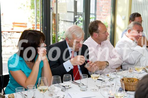 Staatsminister Bernd Neumann (Kultur und Medien); Axel Wallrabenstein (Managing Partner, Publicis Consultants) und andere geladene Gäste beim Politsichen Salon in Sarah Wieners Restaurant 