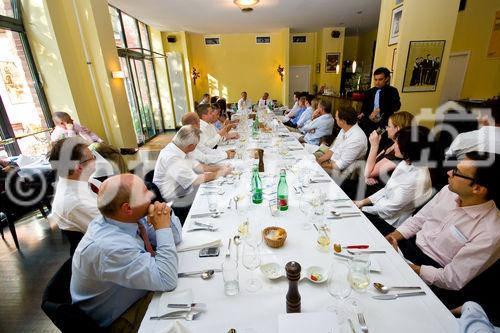 Staatsminister Bernd Neumann (Kultur und Medien); Axel Wallrabenstein (Managing Partner, Publicis Consultants) und andere geladene Gäste beim Politsichen Salon in Sarah Wieners Restaurant 