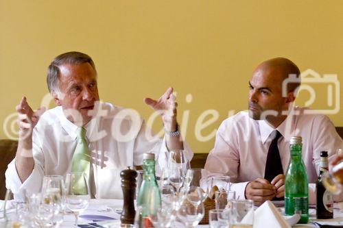 Staatsminister Bernd Neumann (Kultur und Medien) und Axel Wallrabenstein (Managing Partner, Publicis Consultants) beim Politsichen Salon in Sarah Wieners Restaurant 