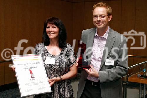 Die Preisträger. FOTO: Der erste Platz des Infopark Web-Dialog Award geht an LEGO. FOTO: Helle Winding, Senior Director, PR and Communications, Community, Education and Direct at The LEGO Group and Peter Hobolt Jensen, VP Online Communications, LEGO. (C)Fotodienst/Kathrin Heller