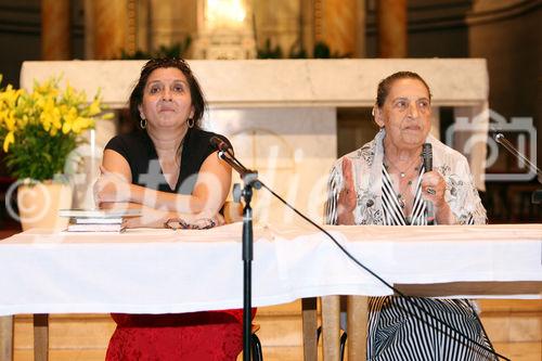 (C) Anna Rauchenberger - Wien, am 30.5.2008 - Die Lange Nacht der Kirchen drehte sich in der Pfarre St. Johann am Keplerplatz im 10. Wiener Gemeindebezirk alles um die Kultur der Volksgruppe der Roma. FOTO v.l.:  Nuna Stojka und Zeitzeugin und Künstlerin Ceija Stojka