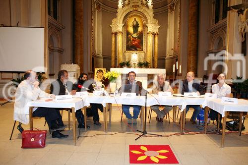 (C) Anna Rauchenberger - Wien, am 30.5.2008 - Die Lange Nacht der Kirchen drehte sich in der Pfarre St. Johann am Keplerplatz im 10. Wiener Gemeindebezirk alles um die Kultur der Volksgruppe der Roma. FOTO v.l.: Podiumsdiskussion 'Wie steht es um die Roma?' Peter Florianschütz (Landtagsabgeordneter), Rudolf Sarközi (Kulturverein Österreichischer Roma), Mircea Lacatus (Bildhauer), Moderator (ORF), Franz Küberl (Caritaspräsident), Stefan Almer (MA 17), Sabrina Kopf (Wiener Integrationskonferenz)