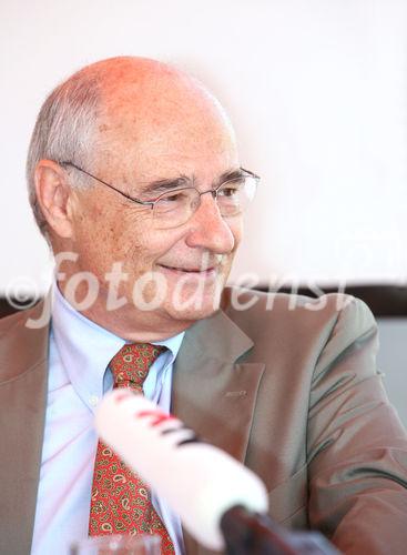 (C) fotodienst/Anna Rauchenberger - Wien, 28.05.2008 - Gesundes Sonnenbad - Bräunen ohne Risiko mit dem richtigen Sonnenschutz. FOTO: Univ.-Prof. Dr. Herbert Hönigsmann, Leiter der Universitätsklinik für Dermatologie und der Abteilung für spezielle Dermatologie und Umweltdermatosen, Medizinische Universität Wien
